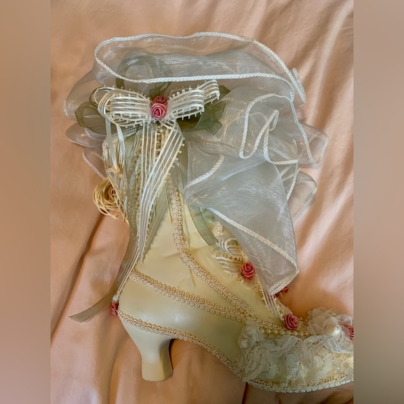 DARLING VICTORIAN BOOT DECOR PIECE. RIBBONS, LACE, PINK ROSES & FRINGE. SWEET💞 - Picture 8 of 10